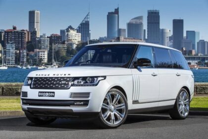 Белый Range Rover на фоне небоскребов